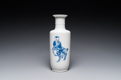Vase de forme rouleau en porcelaine de Chine en bleu et blanc à décor des 'Sanxing', probablement 19ème