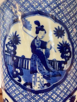 Vase de forme rouleau en porcelaine de Chine en bleu et blanc à décor d'immortels, marque de Kangxi, 19ème — photo 5