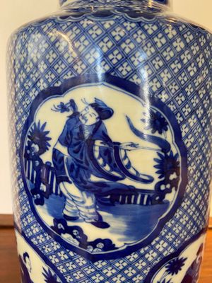 Vase de forme rouleau en porcelaine de Chine en bleu et blanc à décor d'immortels, marque de Kangxi, 19ème — photo 6