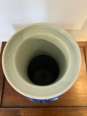 Vase de forme rouleau en porcelaine de Chine en bleu et blanc à décor d'immortels, marque de Kangxi, 19ème — photo 7