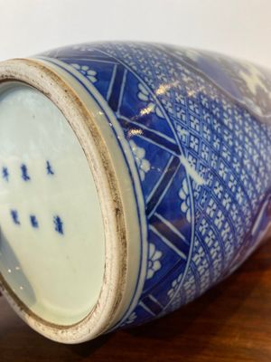 Vase de forme rouleau en porcelaine de Chine en bleu et blanc à décor d'immortels, marque de Kangxi, 19ème — photo 9