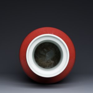 Vase de forme rouleau en porcelaine de Chine en rouge de cuivre monochrome, 18/19ème — photo 4
