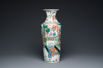 Vase de forme rouleau en porcelaine de Chine famille verte, 19ème