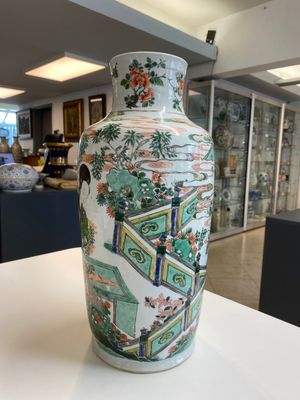Vase de forme rouleau en porcelaine de Chine famille verte à décor de femmes autour d'une table de lettré, Kangxi — photo 2