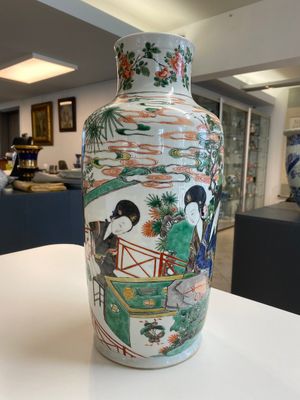 Vase de forme rouleau en porcelaine de Chine famille verte à décor de femmes autour d'une table de lettré, Kangxi — photo 4