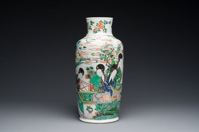 Vase de forme rouleau en porcelaine de Chine famille verte à décor de femmes autour d'une table de lettré, Kangxi