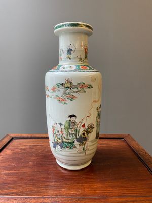 Vase de forme rouleau en porcelaine de Chine famille verte à décor des 'Huit immortels', Kangxi — photo 1