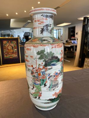 Vase de forme rouleau en porcelaine de Chine famille verte à décor du roman 'Les Trois Royaumes', Kangxi — photo 1