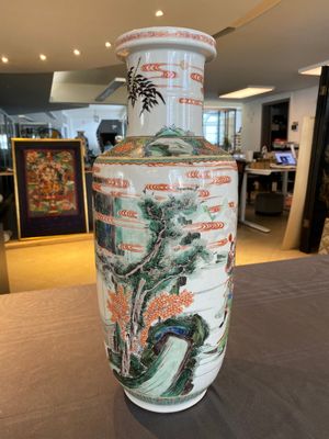 Vase de forme rouleau en porcelaine de Chine famille verte à décor du roman 'Les Trois Royaumes', Kangxi — photo 2