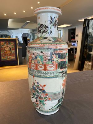Vase de forme rouleau en porcelaine de Chine famille verte à décor du roman 'Les Trois Royaumes', Kangxi — photo 3