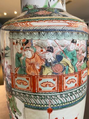 Vase de forme rouleau en porcelaine de Chine famille verte à décor du roman 'Les Trois Royaumes', Kangxi — photo 4