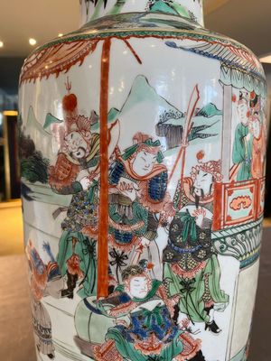 Vase de forme rouleau en porcelaine de Chine famille verte à décor du roman 'Les Trois Royaumes', Kangxi — photo 5
