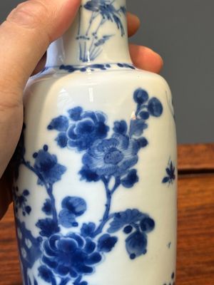 Vase de forme rouleau et un brûle-parfum tripode en porcelaine de Chine en bleu et blanc, Kangxi — photo 14