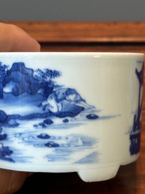 Vase de forme rouleau et un brûle-parfum tripode en porcelaine de Chine en bleu et blanc, Kangxi — photo 8
