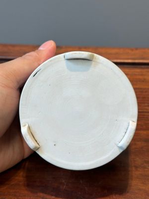 Vase de forme rouleau et un brûle-parfum tripode en porcelaine de Chine en bleu et blanc, Kangxi — photo 10