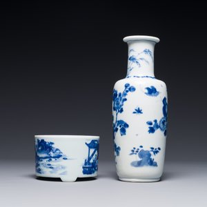 Vase de forme rouleau et un brûle-parfum tripode en porcelaine de Chine en bleu et blanc, Kangxi — photo 3