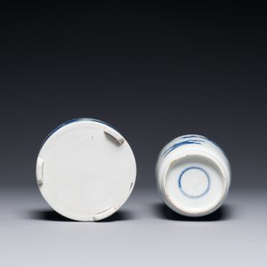 Vase de forme rouleau et un brûle-parfum tripode en porcelaine de Chine en bleu et blanc, Kangxi — photo 4