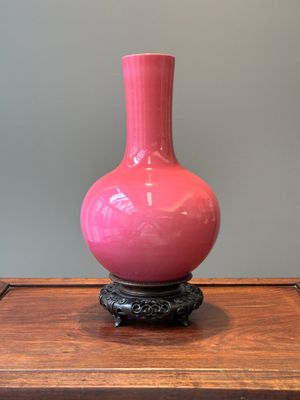 Vase de forme 'tianqiuping' en porcelaine de Chine en rouge de rubis monochrome avec socle en bois, marque de Yongzheng, 19/20ème — photo 1