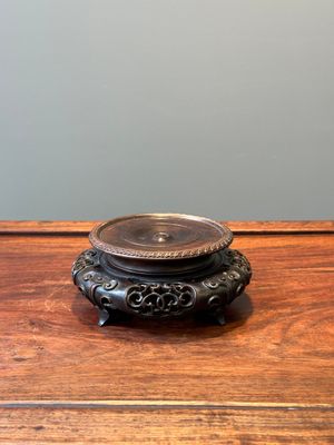 Vase de forme 'tianqiuping' en porcelaine de Chine en rouge de rubis monochrome avec socle en bois, marque de Yongzheng, 19/20ème — photo 15