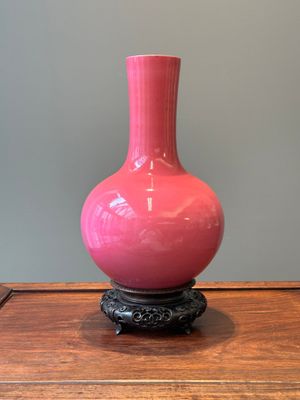 Vase de forme 'tianqiuping' en porcelaine de Chine en rouge de rubis monochrome avec socle en bois, marque de Yongzheng, 19/20ème — photo 2