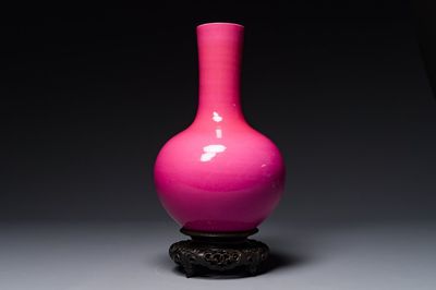 Vase de forme 'tianqiuping' en porcelaine de Chine en rouge de rubis monochrome avec socle en bois, marque de Yongzheng, 19/20ème