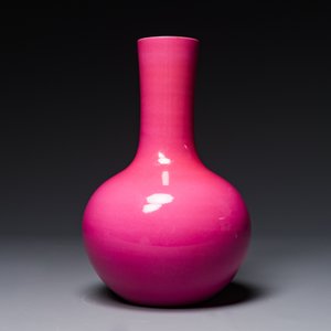 Vase de forme 'tianqiuping' en porcelaine de Chine en rouge de rubis monochrome avec socle en bois, marque de Yongzheng, 19/20ème — photo 2