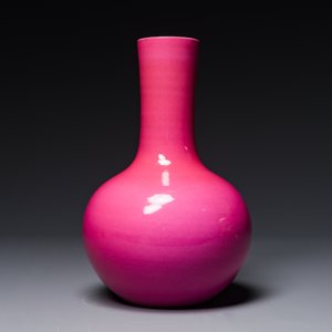 Vase de forme 'tianqiuping' en porcelaine de Chine en rouge de rubis monochrome avec socle en bois, marque de Yongzheng, 19/20ème — photo 3