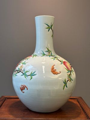 Vase de forme 'tianqiuping' en porcelaine de Chine famille rose à décor de neuf pêches en relief, marque de Qianlong, 19/20ème — photo 3