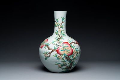 Vase de forme 'tianqiuping' en porcelaine de Chine famille rose à décor de neuf pêches en relief, marque de Qianlong, 19/20ème
