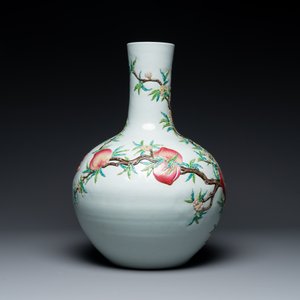 Vase de forme 'tianqiuping' en porcelaine de Chine famille rose à décor de neuf pêches en relief, marque de Qianlong, 19/20ème — photo 4