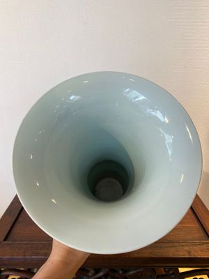Vase de forme 'yenyen' en porcelaine de Chine en bleu, blanc, céladon et rouge de cuivre, marque de Kangxi, Qing — photo 4