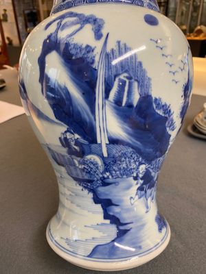 Vase de forme 'yenyen' en porcelaine de Chine en bleu et blanc à décor de figures dans un paysage, 19/20ème — photo 18