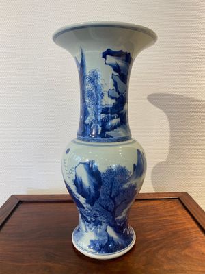Vase de forme 'yenyen' en porcelaine de Chine en bleu et blanc à décor de figures dans un paysage, 19/20ème — photo 2