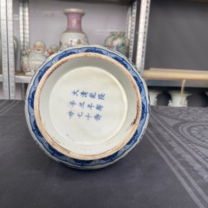 Vase de forme 'yuhuchunping' en porcelaine de Chine en bleu et blanc sur socle en bois, marque de Qianlong, 19/20ème — photo 12