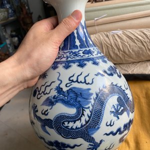 Vase de forme 'yuhuchunping' en porcelaine de Chine en bleu et blanc sur socle en bois, marque de Qianlong, 19/20ème — photo 14