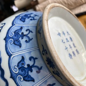 Vase de forme 'yuhuchunping' en porcelaine de Chine en bleu et blanc sur socle en bois, marque de Qianlong, 19/20ème — photo 25