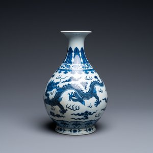 Vase de forme 'yuhuchunping' en porcelaine de Chine en bleu et blanc sur socle en bois, marque de Qianlong, 19/20ème — photo 3