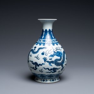 Vase de forme 'yuhuchunping' en porcelaine de Chine en bleu et blanc sur socle en bois, marque de Qianlong, 19/20ème — photo 4