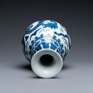 Vase de forme 'yuhuchunping' en porcelaine de Chine en bleu et blanc sur socle en bois, marque de Qianlong, 19/20ème — photo 6