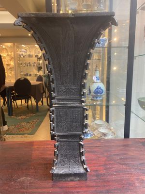 Vase de forme 'zun' en bronze à décor de taotie, Chine, Ming — photo 3