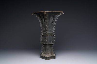 Vase de forme 'zun' en bronze à décor de taotie, Chine, Ming