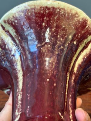 Vase de forme 'zun' en porcelaine de Chine à émail flambé au socle en bois, marque et époque de Qianlong — photo 11