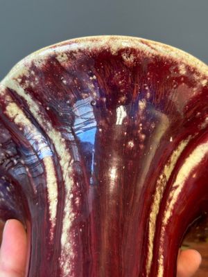 Vase de forme 'zun' en porcelaine de Chine à émail flambé au socle en bois, marque et époque de Qianlong — photo 12