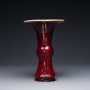 Vase de forme 'zun' en porcelaine de Chine à émail flambé au socle en bois, marque et époque de Qianlong — photo 4