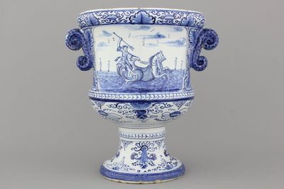 Vase de jardin impressionant sur pied en faïence de Delft, bleu et blanc, 18e