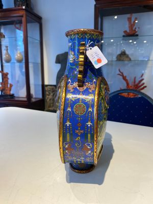 Vase de type 'bianhu' en émaux cloisonnés à décor de caractères Shou sur fonds bleu et jaune, Chine, Jiaqing — photo 3