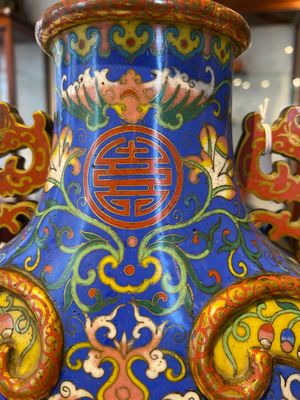 Vase de type 'bianhu' en émaux cloisonnés à décor de caractères Shou sur fonds bleu et jaune, Chine, Jiaqing — photo 8
