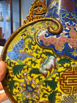 Vase de type 'bianhu' en émaux cloisonnés à décor de caractères Shou sur fonds bleu et jaune, Chine, Jiaqing — photo 10