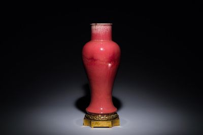 Vase de type 'guanyin zun' en porcelaine de Chine à émail langyao à monture en bronze dorée, Kangxi