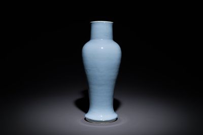 Vase de type 'guanyin zun' en porcelaine de Chine en claire de lune monochrome, Kangxi